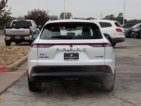 New 2025 Toyota Crown Signia image 6