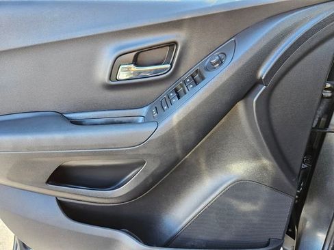 Used 2019 Chevrolet Trax LT w/ LT Convenience Package image 31