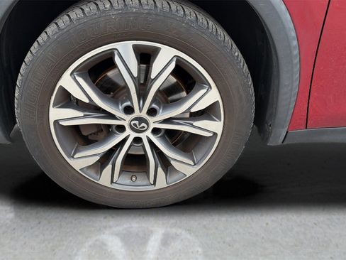 Used 2017 INFINITI QX30 Premium image 9