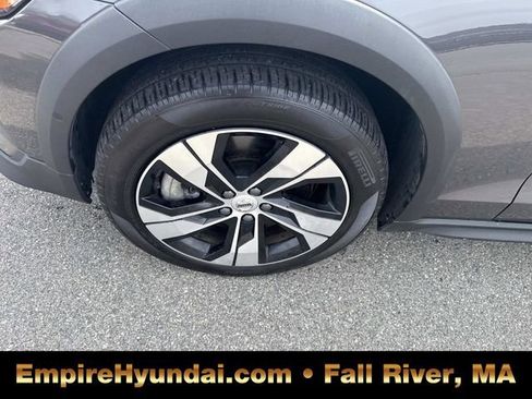 Used 2025 Volvo V60 B5 Cross Country Plus image 13