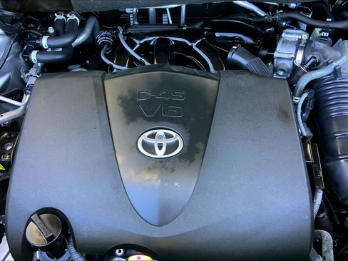 Used 2022 Toyota Highlander XLE AWD/4WD image 32