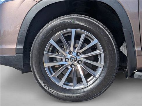 Used 2017 Toyota Highlander XLE image 24