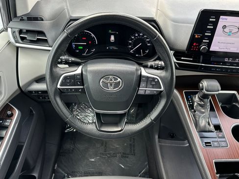 Used 2022 Toyota Sienna XLE image 15