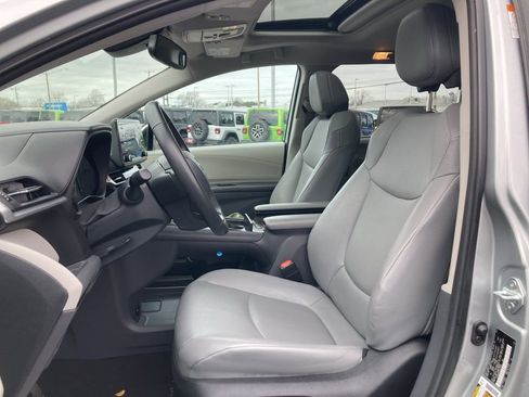 Used 2024 Toyota Sienna XLE image 10