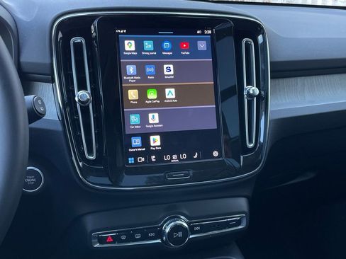 Used 2025 Volvo XC40 B5 Core image 16