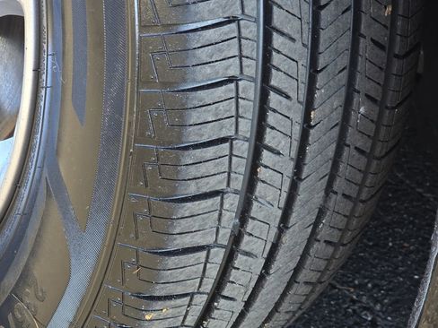 Used 2024 Chrysler Pacifica Touring-L image 13