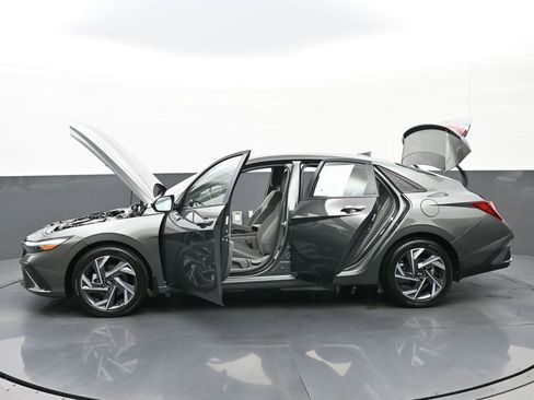 Certified 2025 Hyundai Elantra Sport image 53