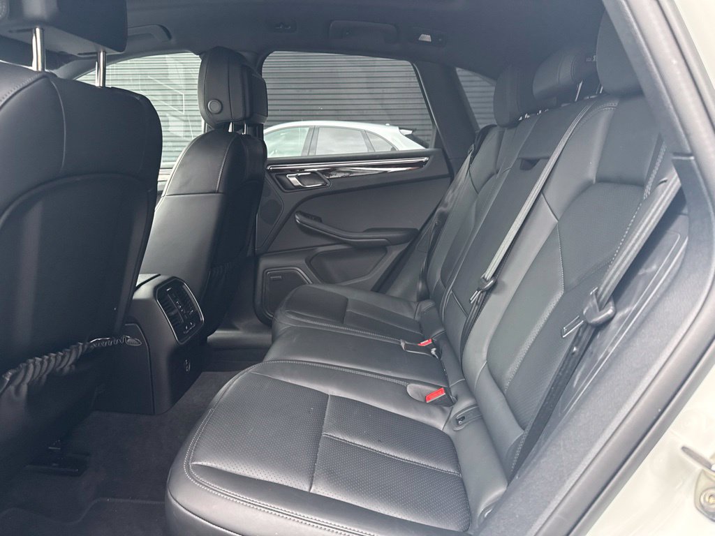 Certified 2024 Porsche Macan AWD/4WD image 8