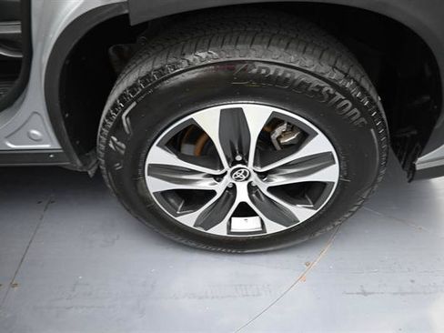 Certified 2025 Toyota Highlander XLE FWD image 24