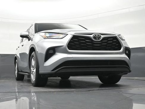 Used 2023 Toyota Highlander LE FWD image 28
