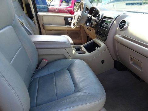 Used 2004 Ford Expedition XLT image 17