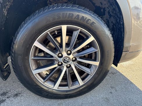 Used 2017 Toyota Highlander XLE image 4