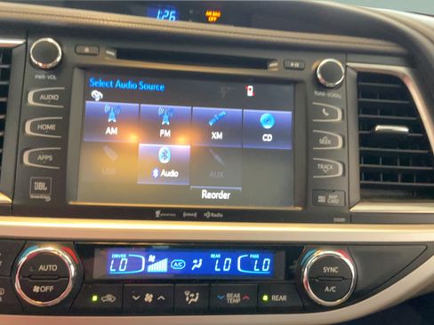 Used 2019 Toyota Highlander Limited FWD image 17