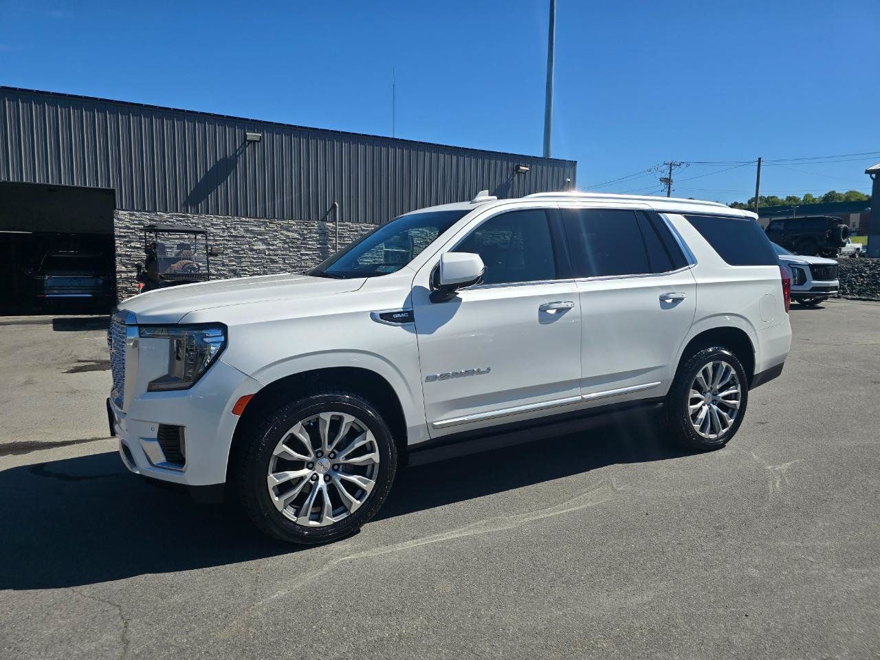 Used 2021 GMC Yukon Denali w/ Denali Premium Package AWD/4WD image 3