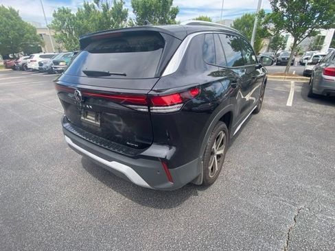 Used 2025 Volkswagen Tiguan SE w/ Panoramic Sunroof Package AWD/4WD image 11