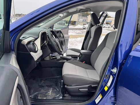 Used 2015 Toyota RAV4 LE image 9