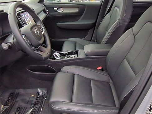 Used 2025 Volvo XC40 B5 Plus image 16
