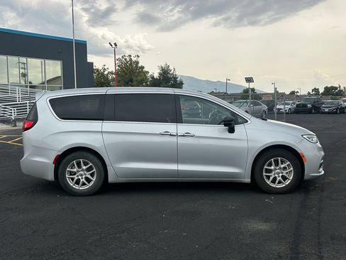 Used 2024 Chrysler Pacifica Touring-L FWD image 2