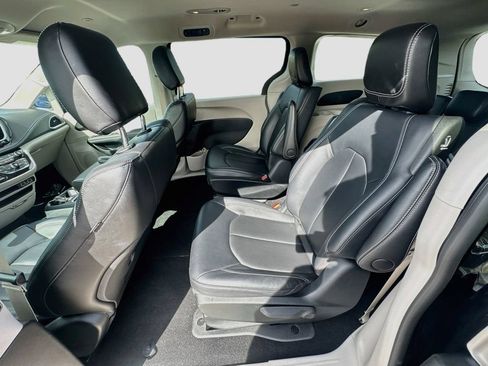 Used 2024 Chrysler Pacifica Limited FWD image 23