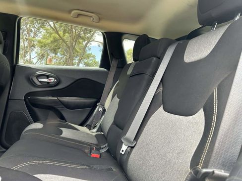 Used 2016 Jeep Cherokee Sport image 21