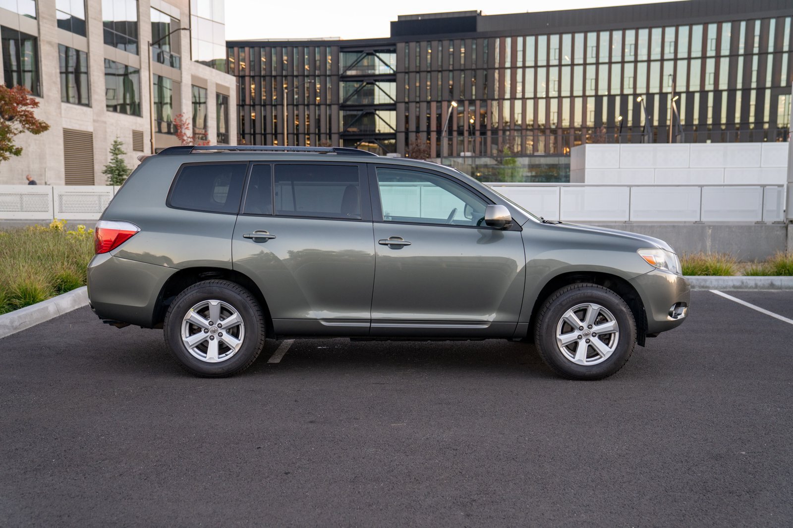 Used 2010 Toyota Highlander SE AWD/4WD image 8