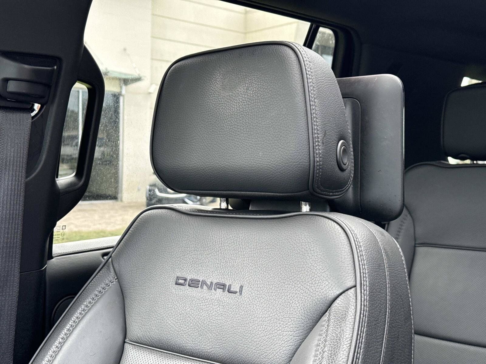 Used 2024 GMC Yukon Denali w/ Advanced Technology Package AWD/4WD image 23