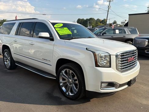 Used 2017 GMC Yukon XL SLT w/ Premium Edition AWD/4WD image 7