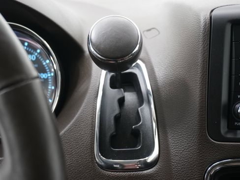 Used 2014 Chrysler Town & Country Touring-L w/ Driver Convenience Group image 25