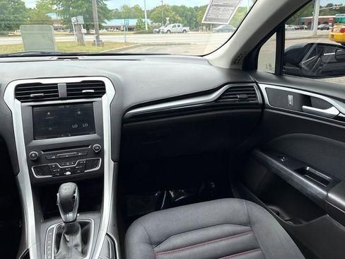 Used 2016 Ford Fusion SE FWD image 11