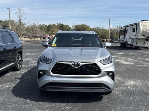 Used 2022 Toyota Highlander XLE image 3