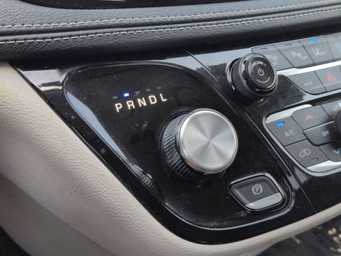 Used 2023 Chrysler Pacifica Touring-L FWD image 31