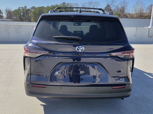 Used 2024 Toyota Sienna XLE image 4