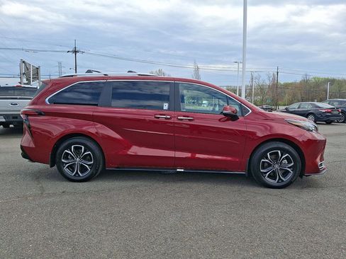 Used 2025 Toyota Sienna Platinum image 27