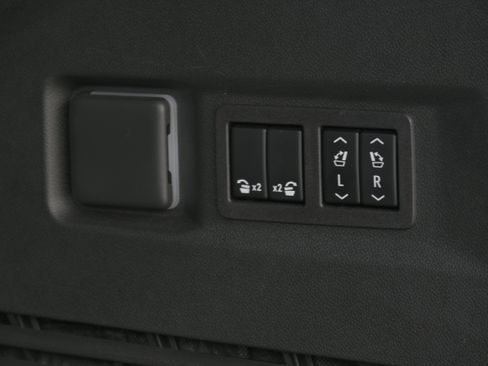 Used 2023 Chevrolet Tahoe Z71 w/ Luxury Package AWD/4WD image 36
