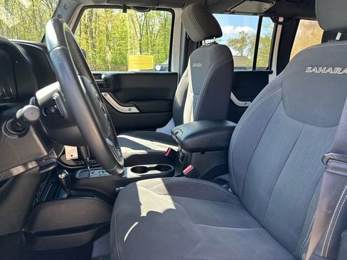 Used 2017 Jeep Wrangler Unlimited Sahara w/ Connectivity Group AWD/4WD image 35