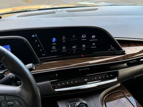 Used 2024 Cadillac Escalade ESV Sport Platinum w/ LPO, ONYX Package image 33