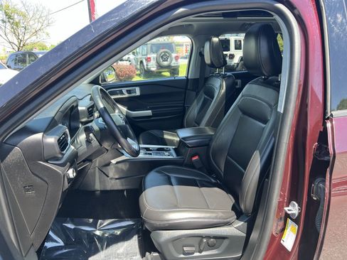 Used 2023 Ford Explorer XLT w/ Equipment Group 202A AWD/4WD image 13