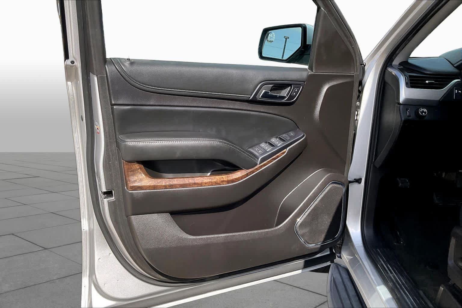 Used 2016 Chevrolet Suburban LS RWD image 21