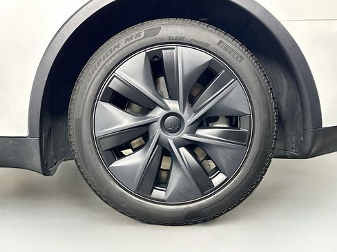 Used 2025 Tesla Model Y Long Range RWD image 11