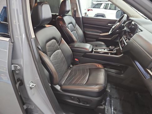 Used 2023 Nissan Pathfinder Platinum w/ Lighting Package (N92) image 5