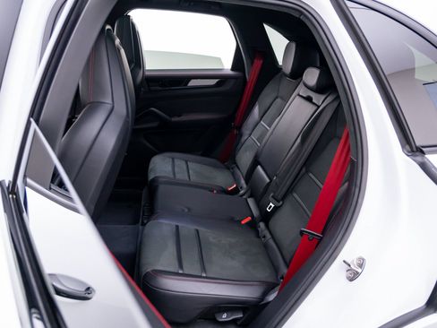 Certified 2025 Porsche Cayenne GTS AWD/4WD image 18
