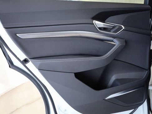 Used 2023 Audi e-tron Premium Plus w/ Premium Plus Package image 26