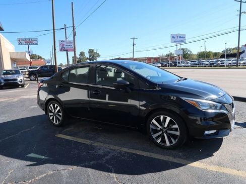 Used 2020 Nissan Versa SR image 2