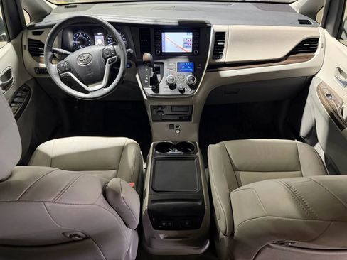 Used 2018 Toyota Sienna XLE Premium AWD/4WD image 9