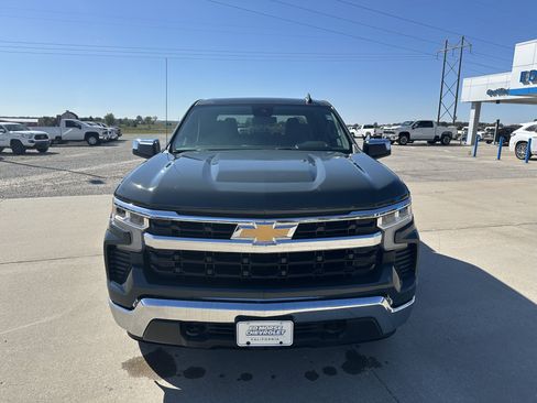 Used 2025 Chevrolet Silverado 1500 LT image 2
