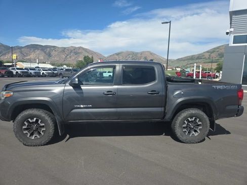 Used 2017 Toyota Tacoma TRD Off-Road AWD/4WD image 4