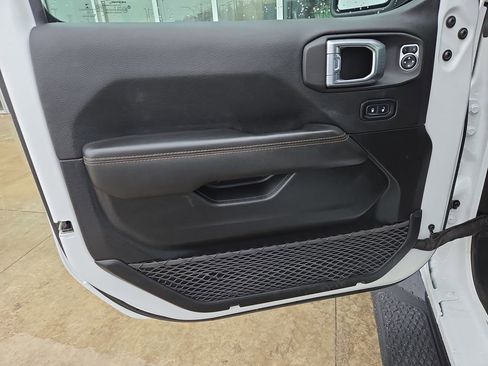 Used 2021 Jeep Gladiator Overland image 12