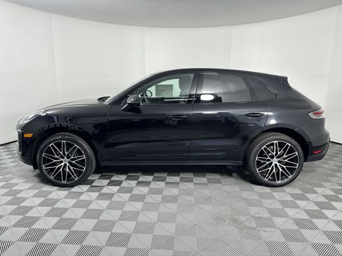 Certified 2025 Porsche Macan image 2