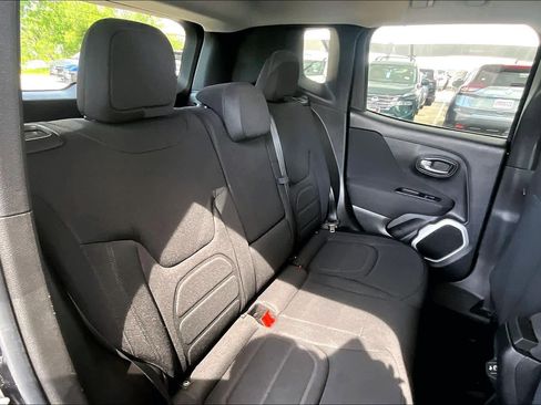 Used 2018 Jeep Renegade Latitude w/ Popular Equipment Group FWD image 20