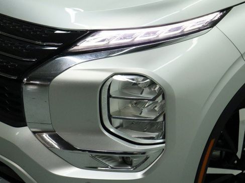 Used 2024 Mitsubishi Outlander SE FWD image 2